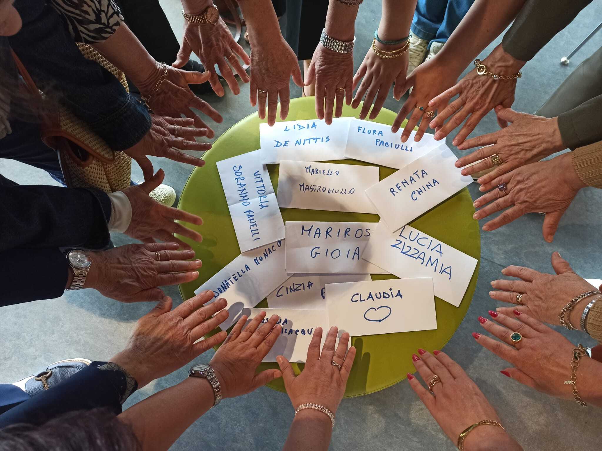 intelligenza-sociale-mani